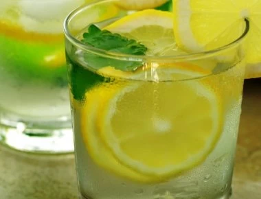 Όταν πίνετε νερό με λεμόνι πρέπει να προσέξετε αυτό - Δεν το γνωρίζουν πολλοί